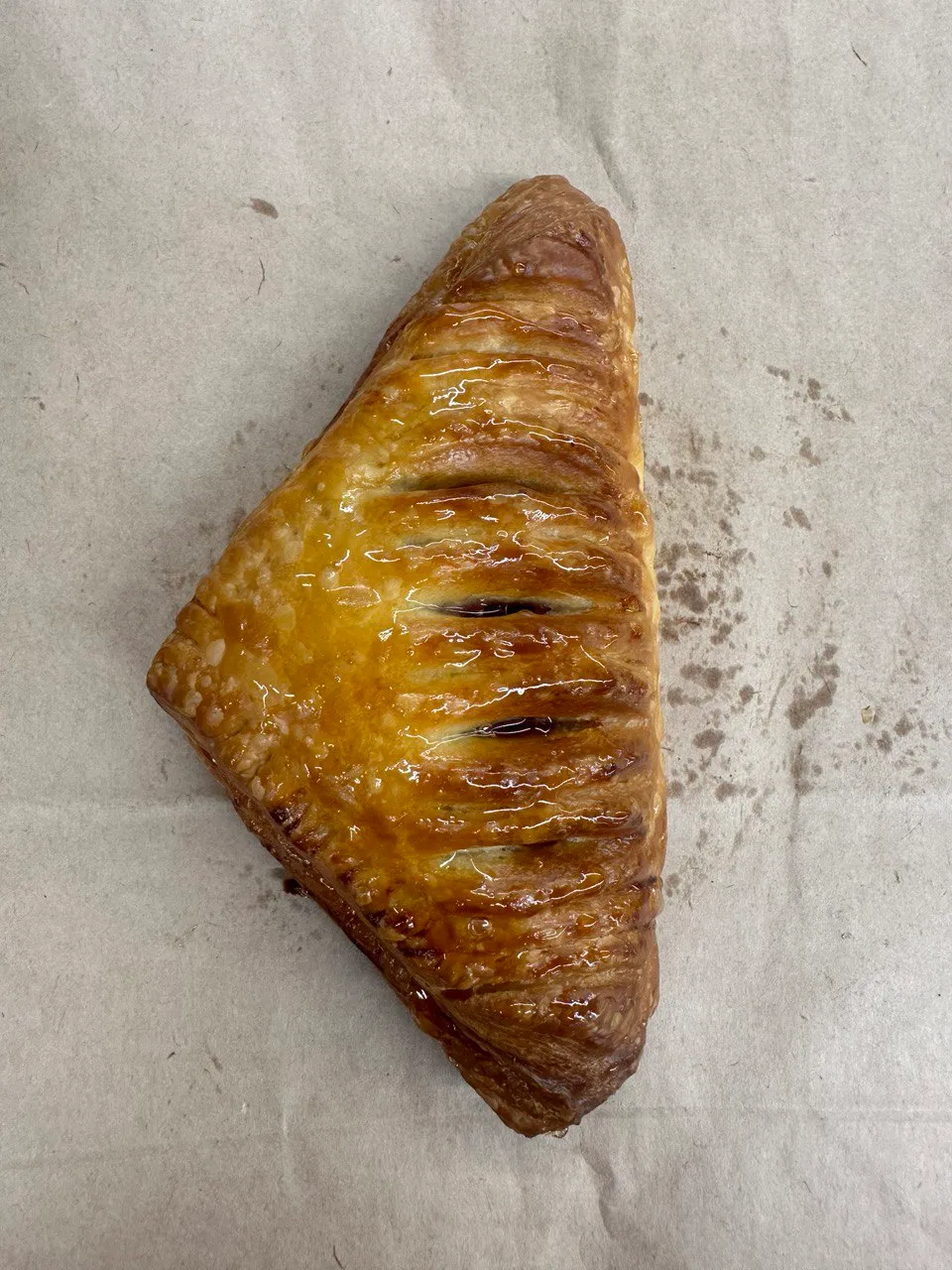 Слойка с вишней, 105 гр.